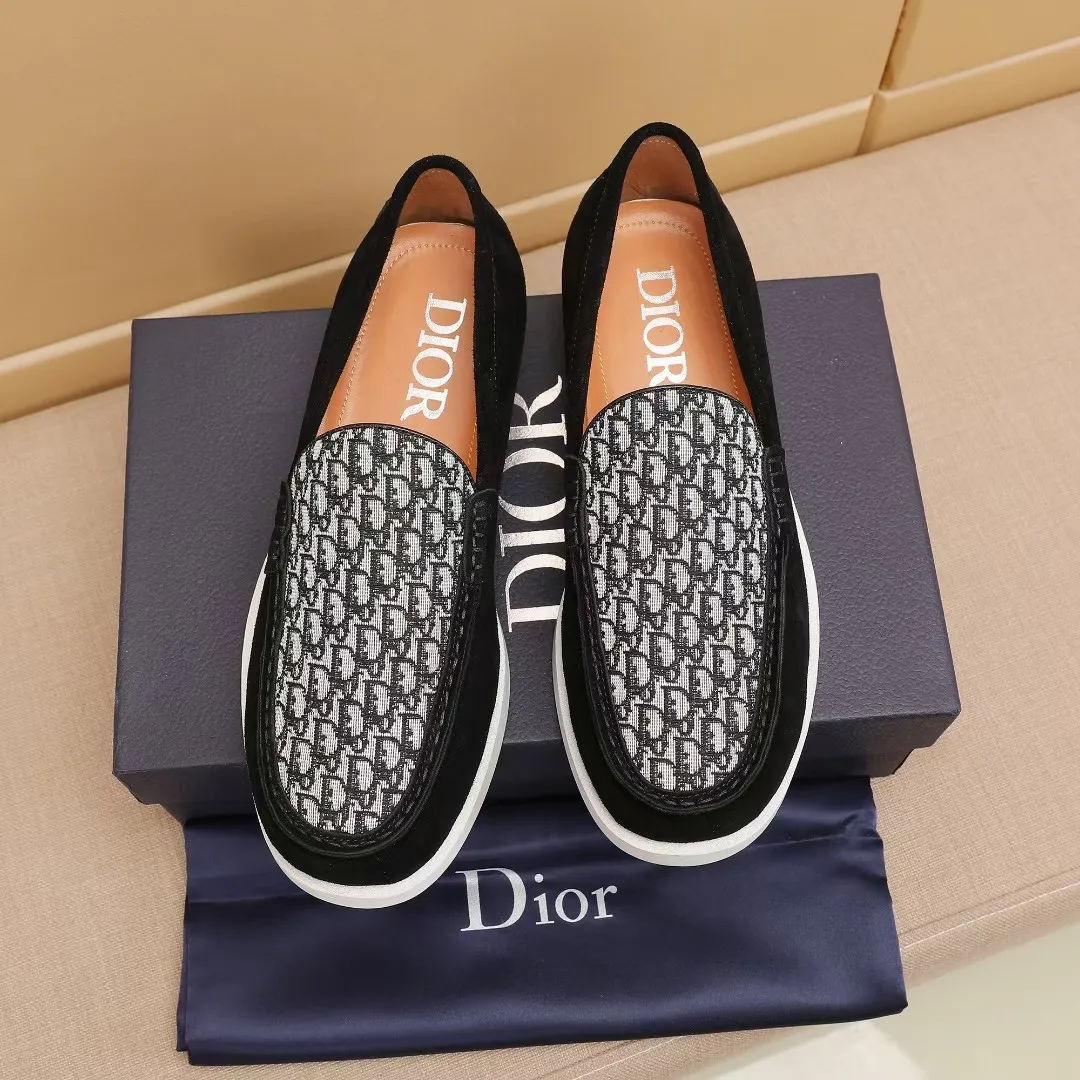 Men's Men's Shoes 💰400 [New Style] 🏍️🏍️Dior - This Dior Granville loafer is a casual dress shoe. Crafted from luxuriously soft beige suede, it features a beige Oblique print panel on the upper. The lightweight cream-white rubber sole is more sophisticated. The Dior Oblique pattern is engraved on the outsole to enhance the style, and the Dior logo is engraved on the back side. Adds elegance to any casual look.